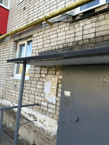 Полазна, Дружбы 12 - установка ливневых лотков на плиты входных групп всех подъездов